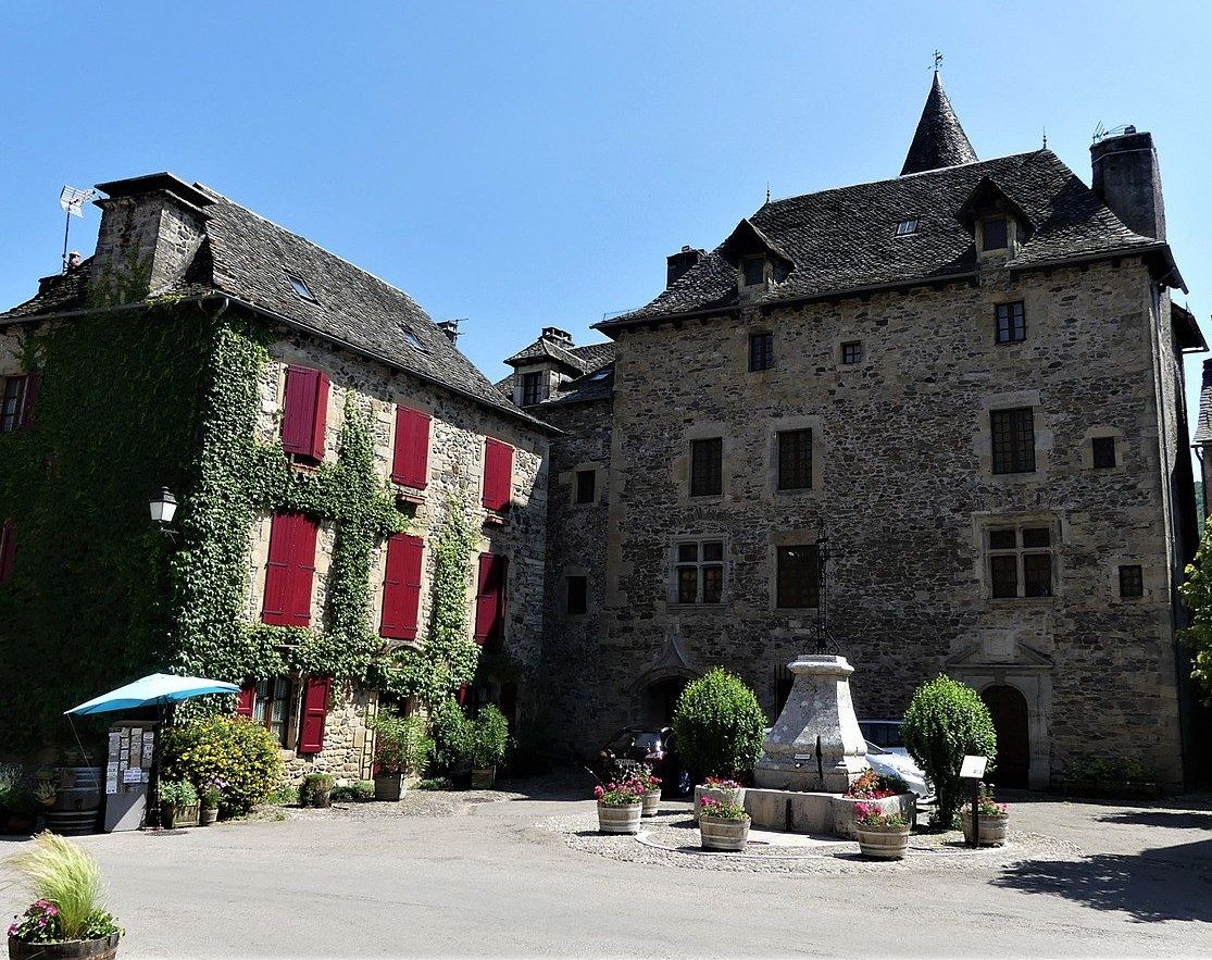 Sainte-Eulalie-d'Olt_place_du_Château