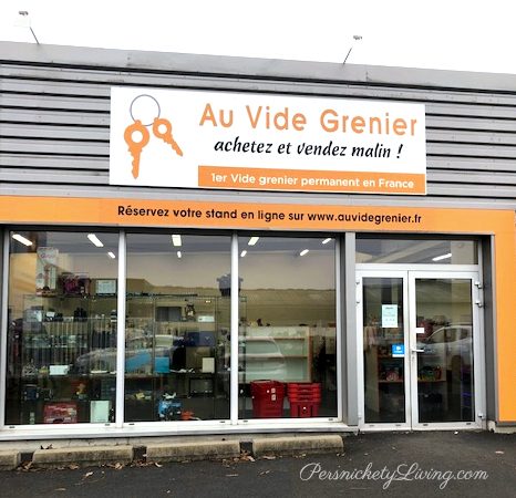 Front of thrift store in france Au Vide Grenier in Clermont-Ferrand