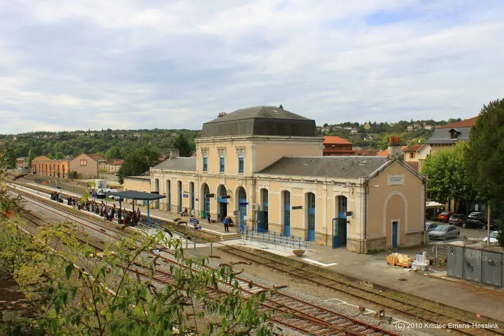 Villefranche de Rouergue Train Station building and 2 train tracks
