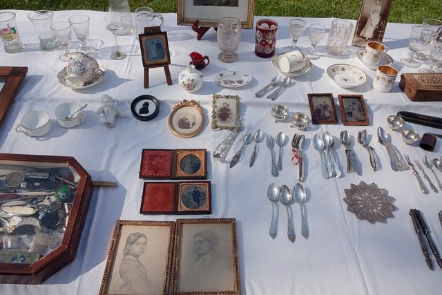 vide grenier table with small household items for sale